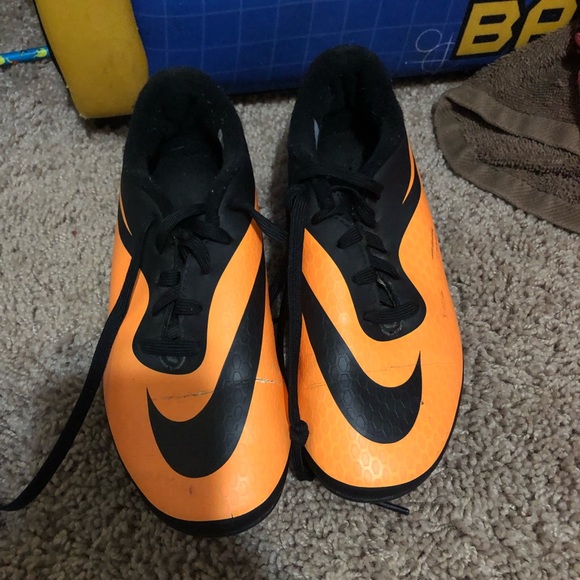 Soccer cleats - Picture 1 of 4